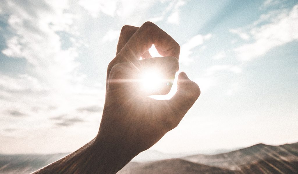 Main encadrant le soleil - Notre vision d'avenir